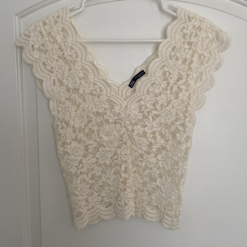 NWOT STUNNING LACE ZARA CROP TOP